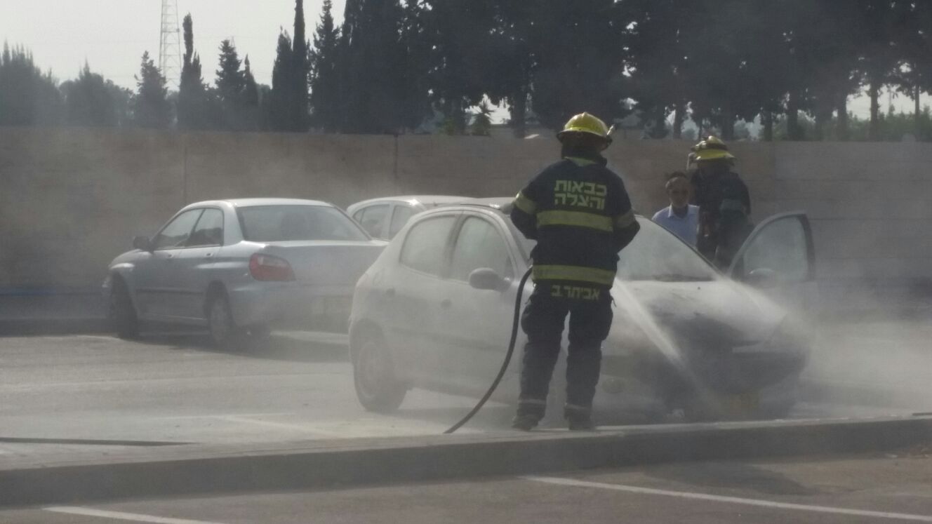 לוחמי האש מכבים את הרכב