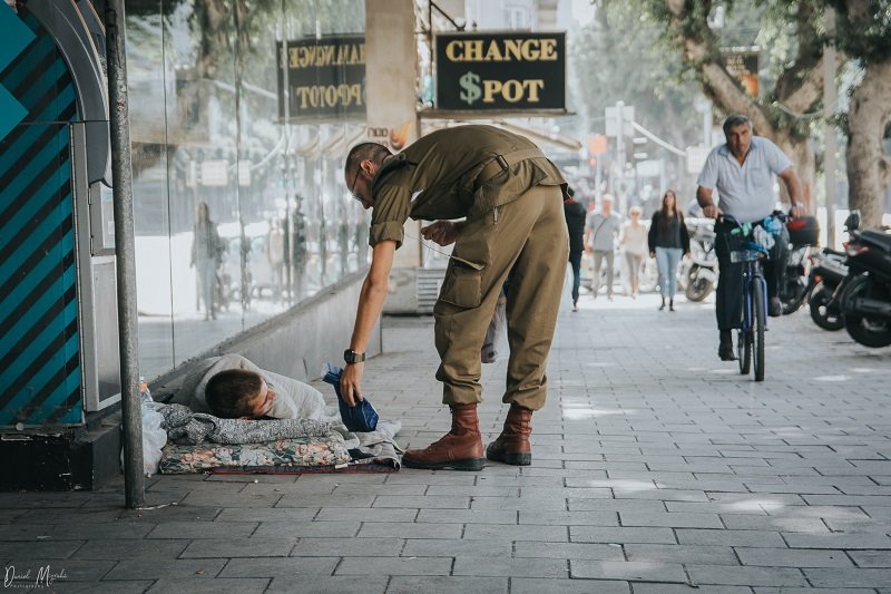 "הלא פרוס לרעב לחמיך" צילום: דניאל מזרחי