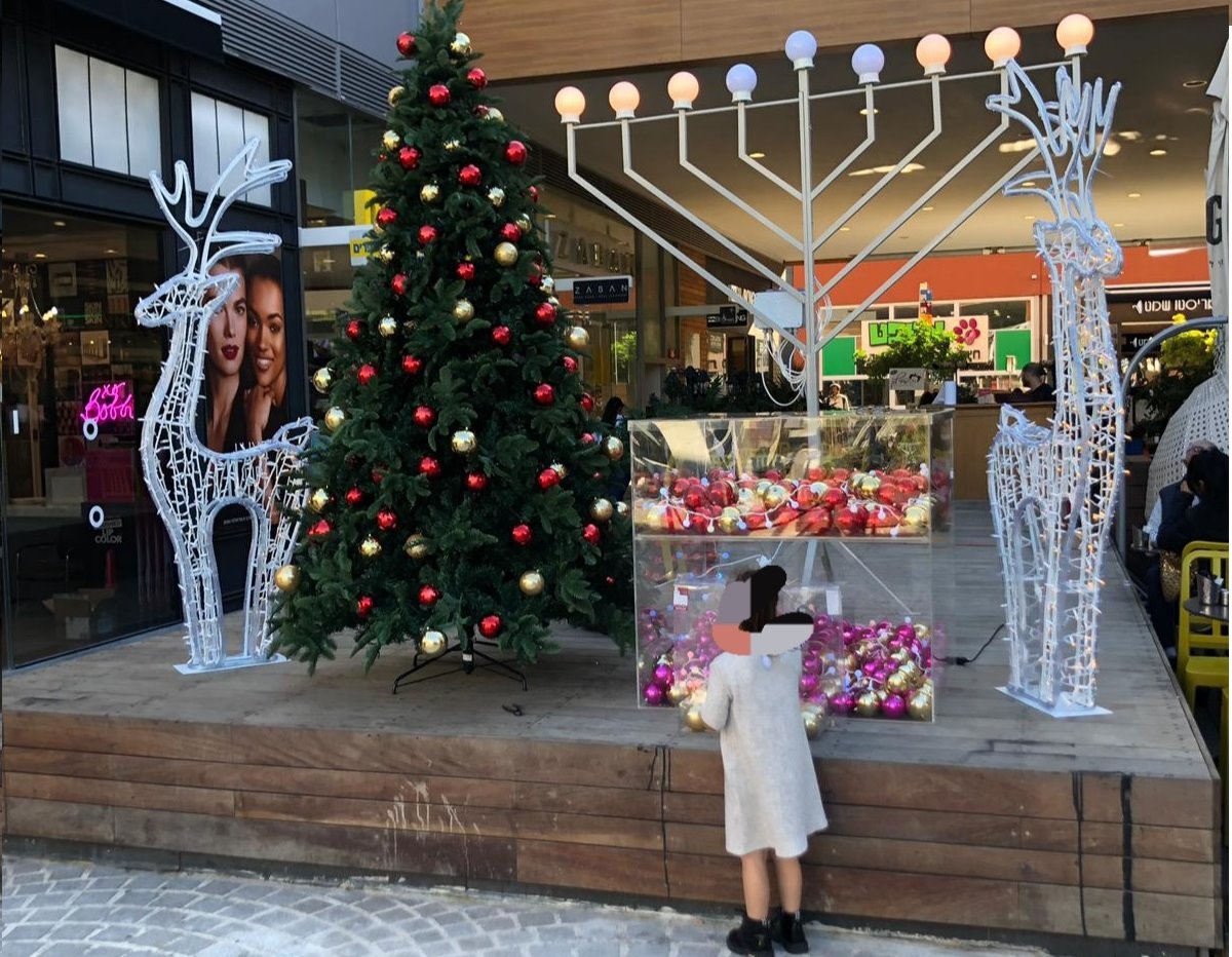 עץ האשוח שהוצב במתחם הביג בשנה שעברה בסמוך לחנוכייה. צילום: אורי קריספין