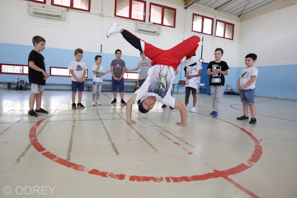 אריק מדריך ילדים בחוג ברייקדאנס במרכז קהילתי דיונה. צילום: שירן אלדרי ל-odrey