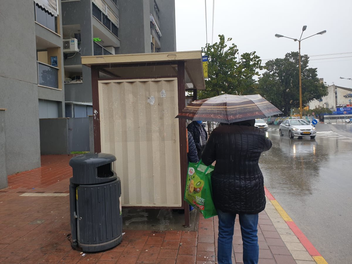 מחכים לאוטובוס שאולי יגיע. צילום: שמואל סרדינס