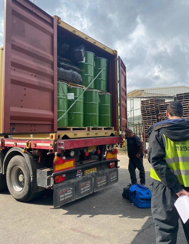 מכולת החביות בהן הוברח הקוקאין | צילום: דוברות משטרת ישראל