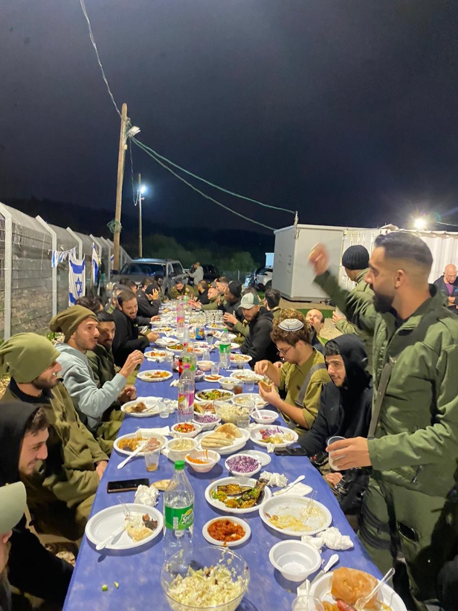 צוות המתנדבים מפנקים את החיילים